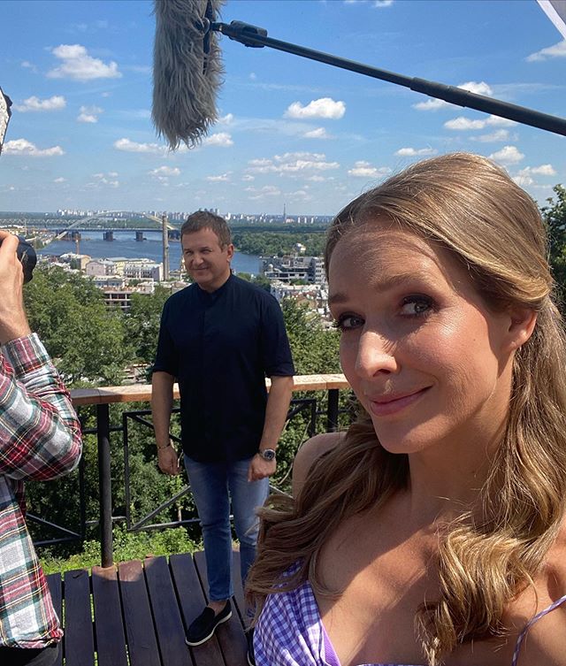 Богиня лаванди: Осадча в ніжній сукні-футлярі підкорила стрункістю на вражаючих фото