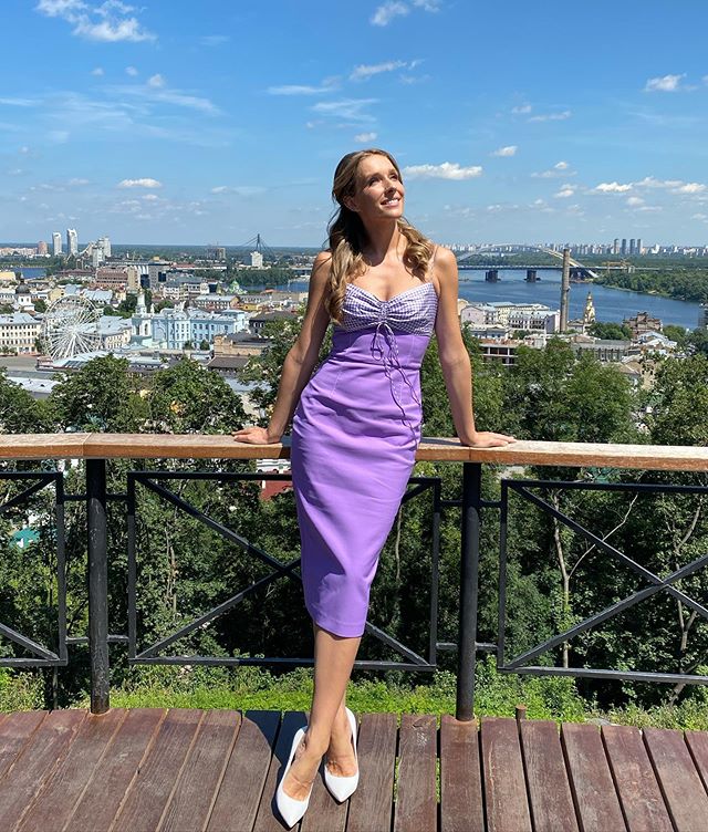 Богиня лаванди: Осадча в ніжній сукні-футлярі підкорила стрункістю на вражаючих фото