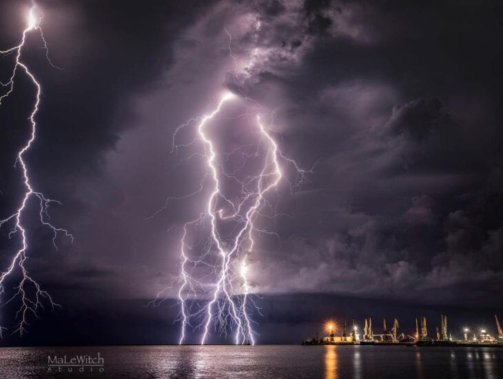 Український курорт стрясали потужні блискавки: таке побачиш не щодня