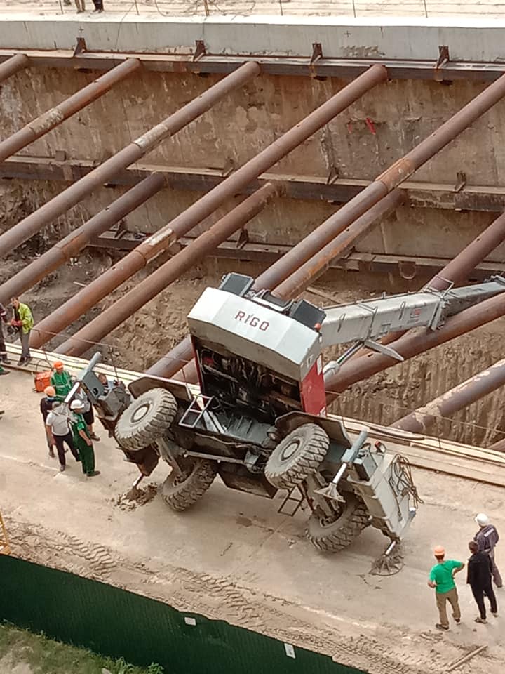 В Киеве на строительстве метро на Виноградарь упал кран (фото)