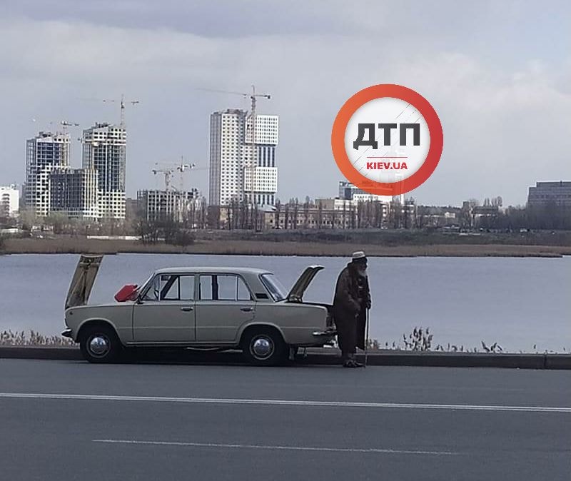 В Киеве дедушка на авто придумал оригинальный способ подработки: скоро будут последователи