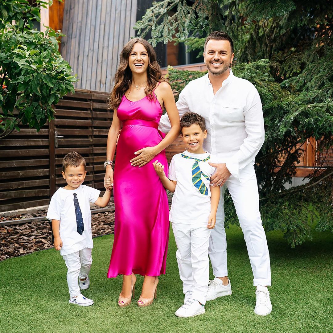 Ведущий "Холостяка" станет многодетным папой: фото счастливого семейства