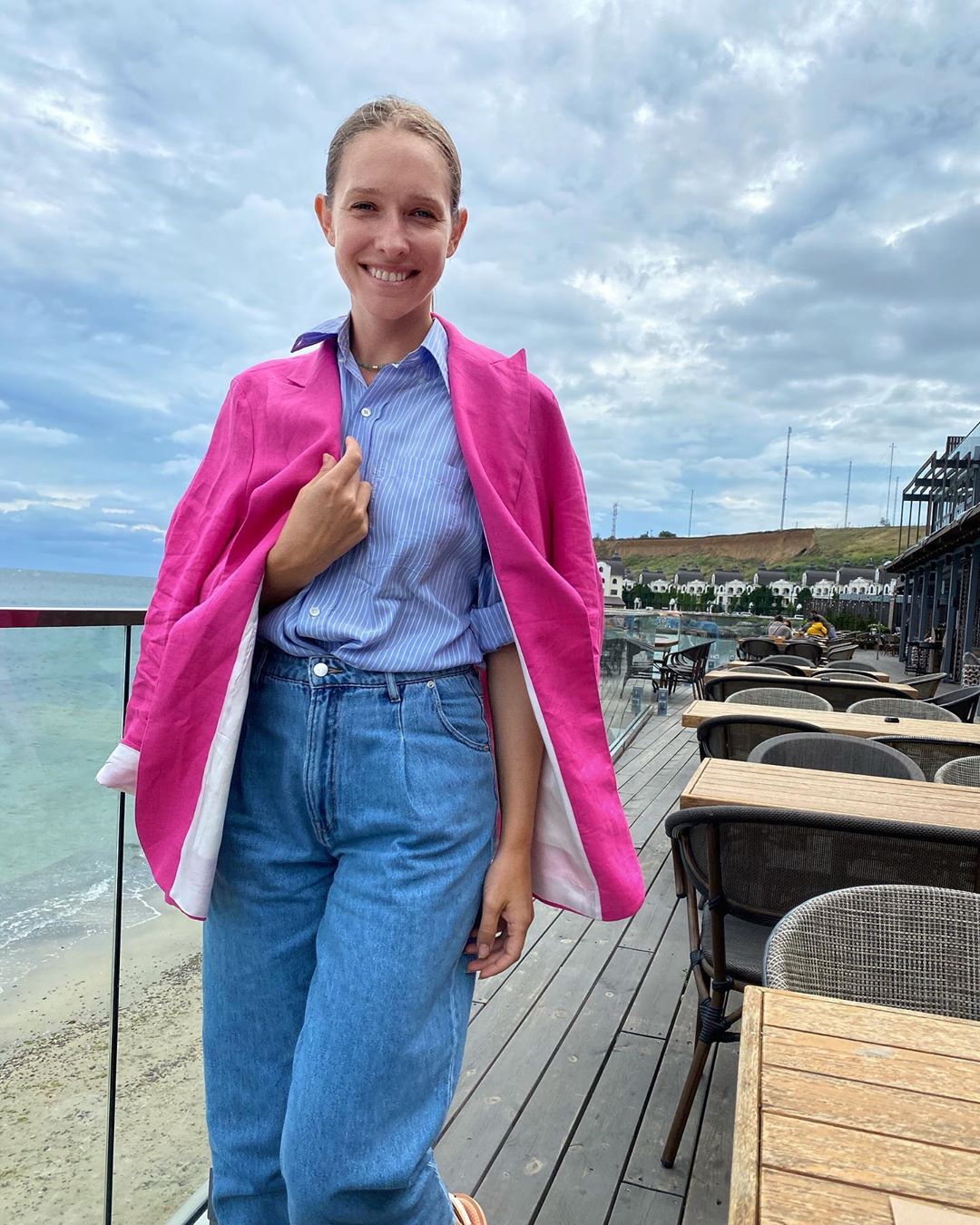 Люблю в будь-яку погоду: Катя Осадча в яскравому жакеті прогулялася по колоритній Одесі