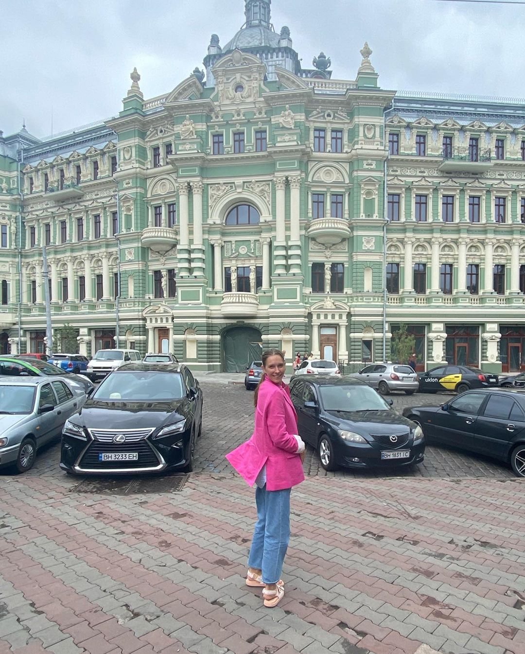 Люблю в будь-яку погоду: Катя Осадча в яскравому жакеті прогулялася по колоритній Одесі