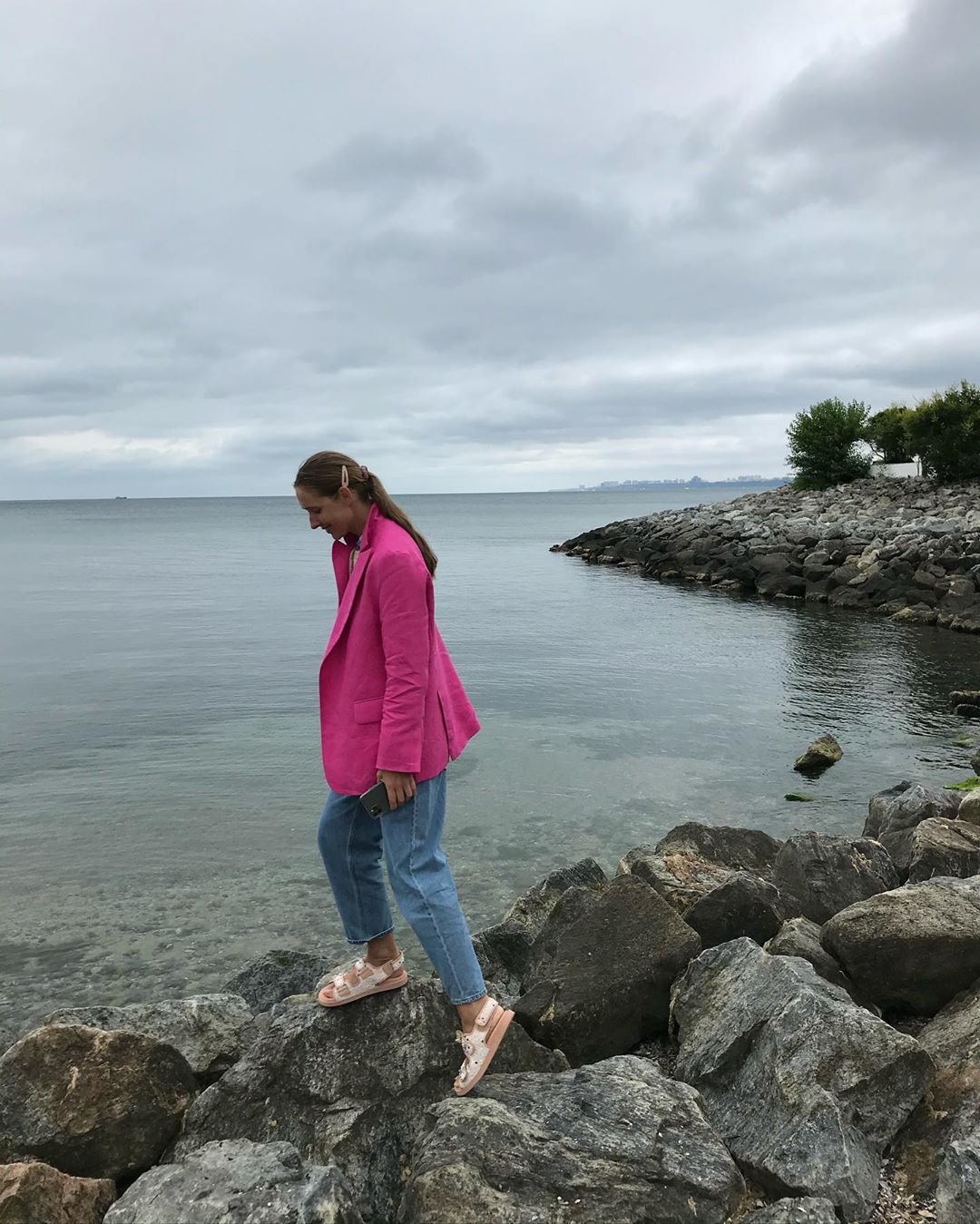 Люблю в будь-яку погоду: Катя Осадча в яскравому жакеті прогулялася по колоритній Одесі