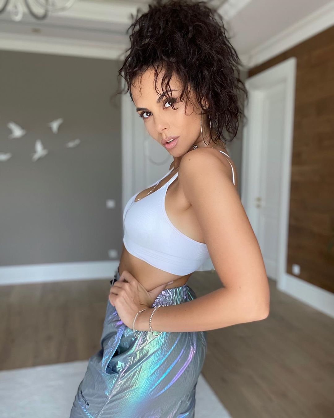 Забота о себе: Настя Каменских поделилась тренировкой для стройного и подтянутого тела