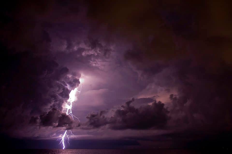 Український курорт стрясали потужні блискавки: таке побачиш не щодня