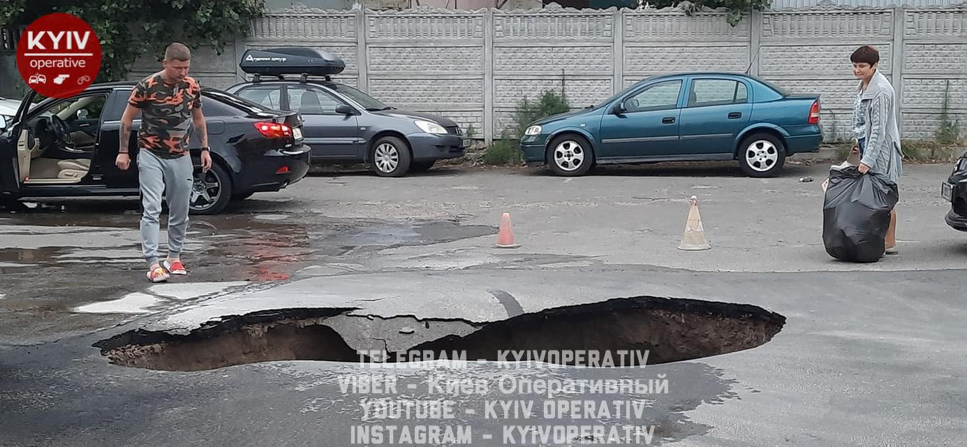 У Києві біля нового ЖК асфальт провалюється на очах: у величезній ямі вирує вода