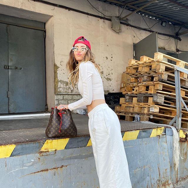 В белом топе и трендовых штанах: стройная Надя Дорофеева удивила фото в необычном месте