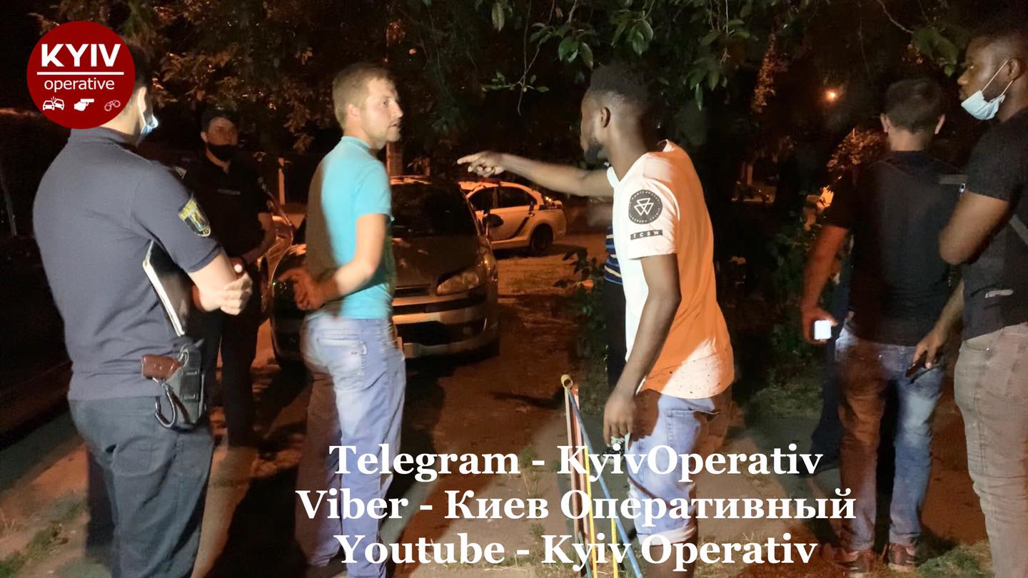 В Киеве напали на темнокожих студентов: достали из машины и начали бить