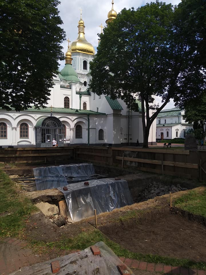 Біля стін Софії Київської на руїнах будівлі з язичницькими знаками знайшли новий артефакт