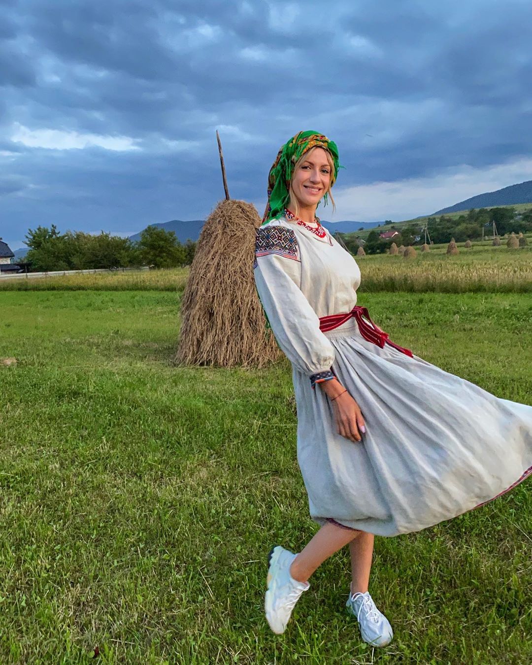 Настоящая украиночка: Леся Никитюк в колоритном этно-луке позировала в поле