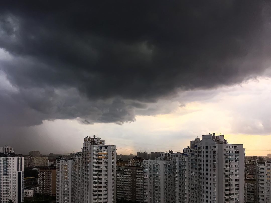 Київ затопило зливами і засипало градом: з'явилися фото і відео