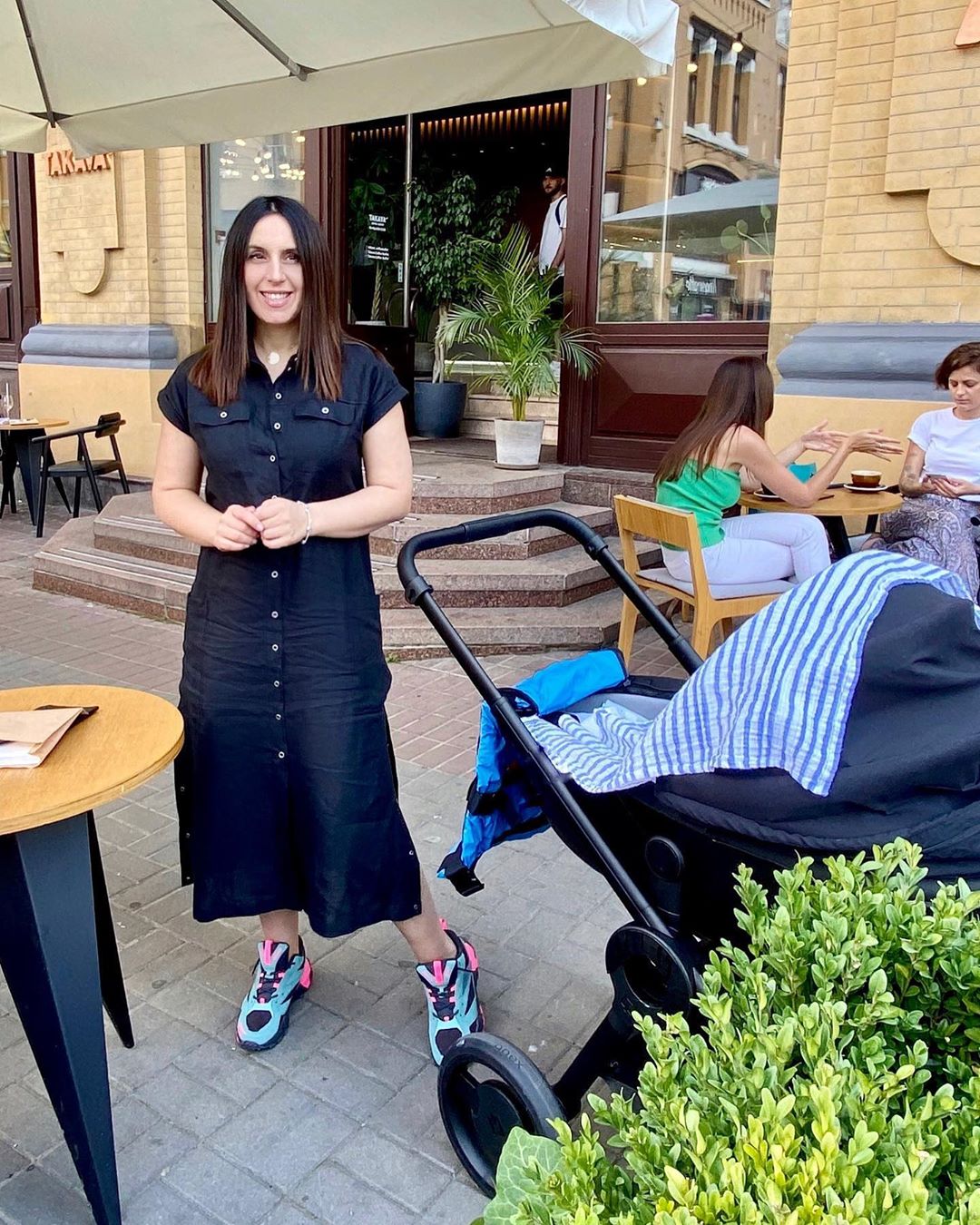 В стильному платті-сорочці: Джамала показала прогулянку з новонародженим сином