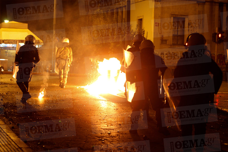 в Афінах анархісти закидають поліцію пляшками із запальною сумішшю 3
