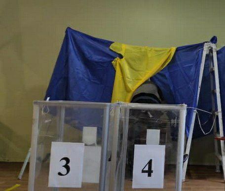 Антиковідна кабінка і голосування під драбинами: найкращі курйози на місцевих виборах