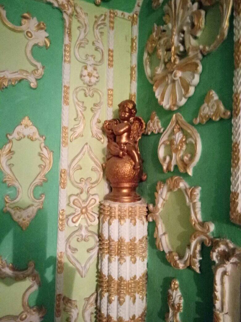 Пенсіонер перетворив під'їзд в Києві на справжній Версаль: ліпнина, позолота і багато картин