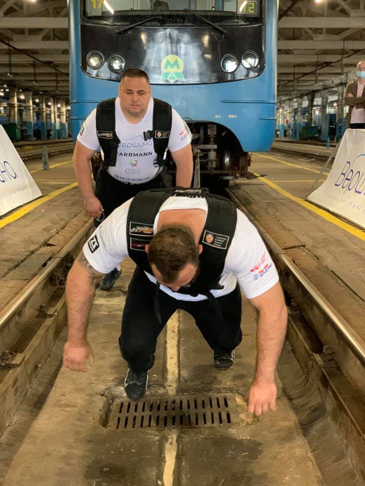 У метро Києва встановили рекорд з перетягування поїзда: сильні фото і відео