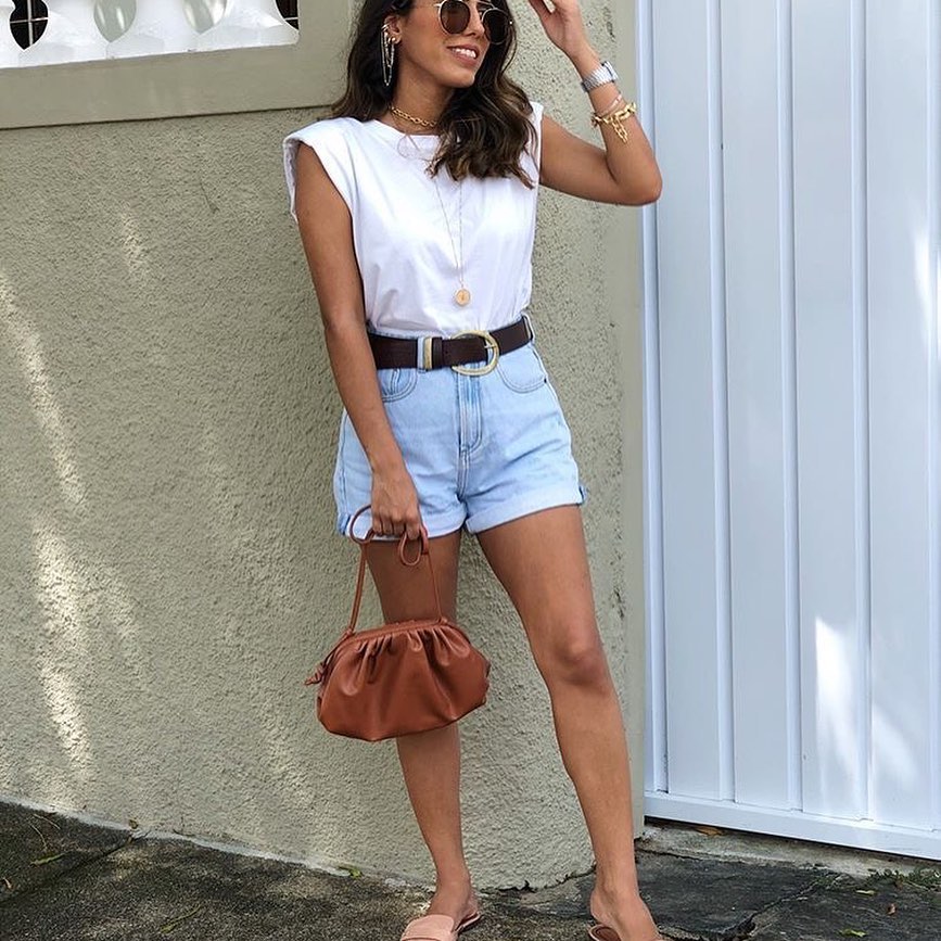 Назад в 90-ті: стиліст розповіла, як носити один з головних трендів літа 2020