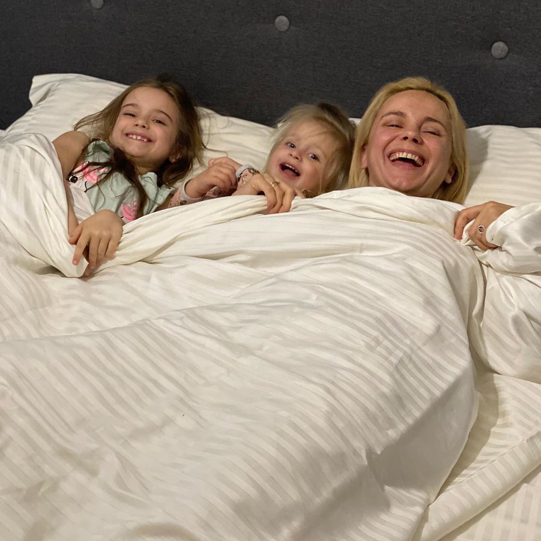 Дівчухи-хохотухи: Лілія Ребрик повеселила мережу &quot;постільним&quot; фото з доньками
