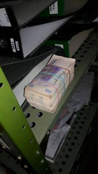 в Харьковской области на взятке пойман таможенник 1