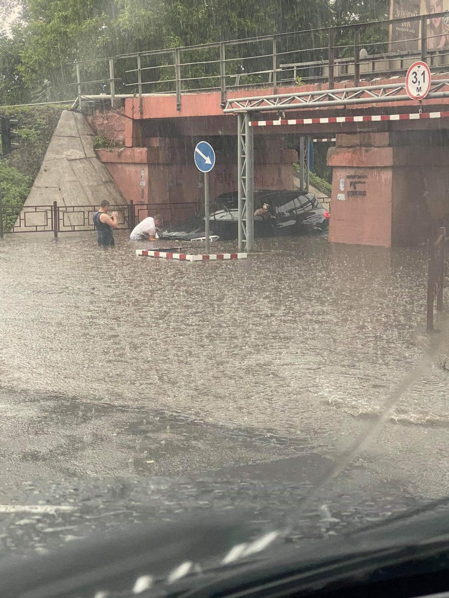 В Николаеве затопило центр города, в Ужгороде - целый район
