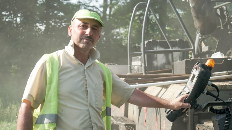 Золоті руки і світлі обличчя: в мережі показали фото працівників &quot;Великого будівництва&quot;