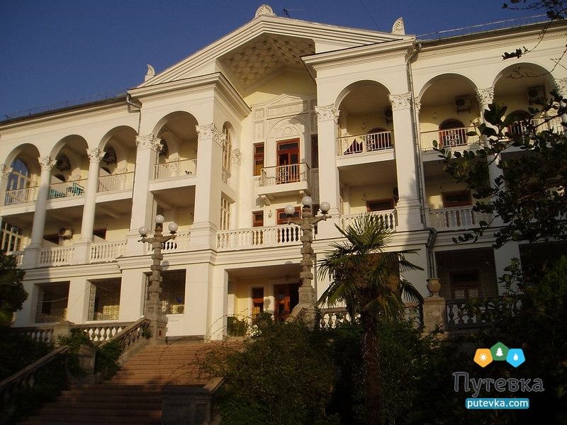 Дружина директора "Ліги сміху" веде великий бізнес у Криму: що відомо