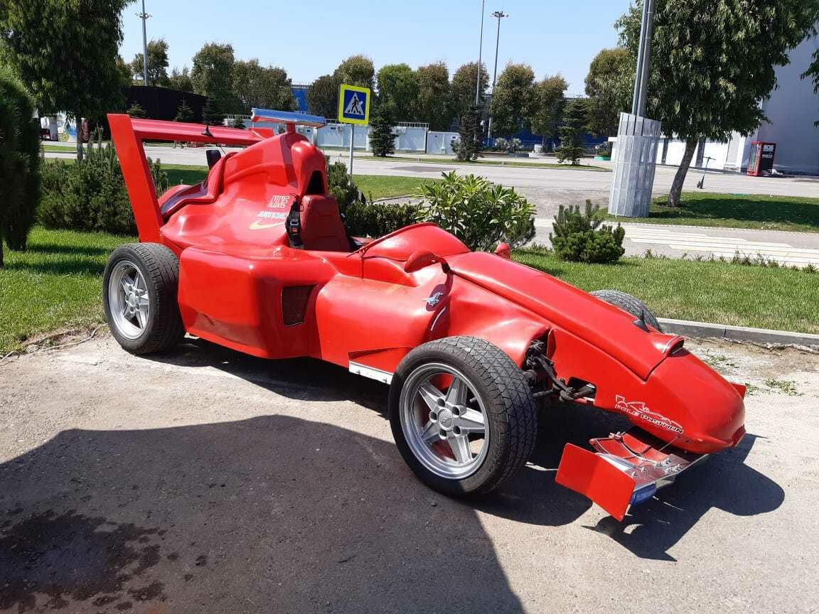 "Запорожець" перетворили на болід Ferrari і виставили на продаж: фото "монстра"