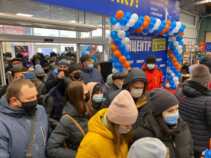 В Мелитополе открылся "Эпицентр", но люди недовольны: о карантине не слышали, главное - скидки