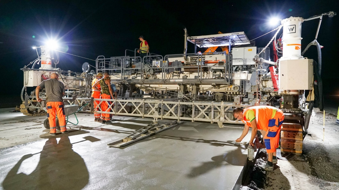 В рамках "Великого будівництва" ремонтують трасу Кропивницький - Миколаїв, роботи йдуть цілодобово