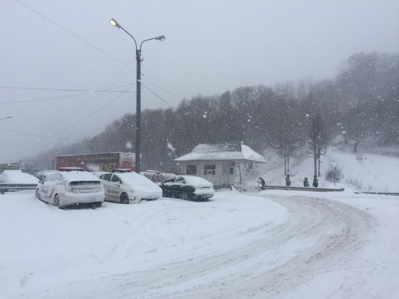 Негода в Україні: у Івано-Франківській області частково обмежили рух транспорту