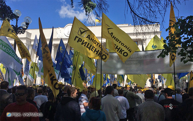 Під Радою проходить акція проти виборів за закритими списками