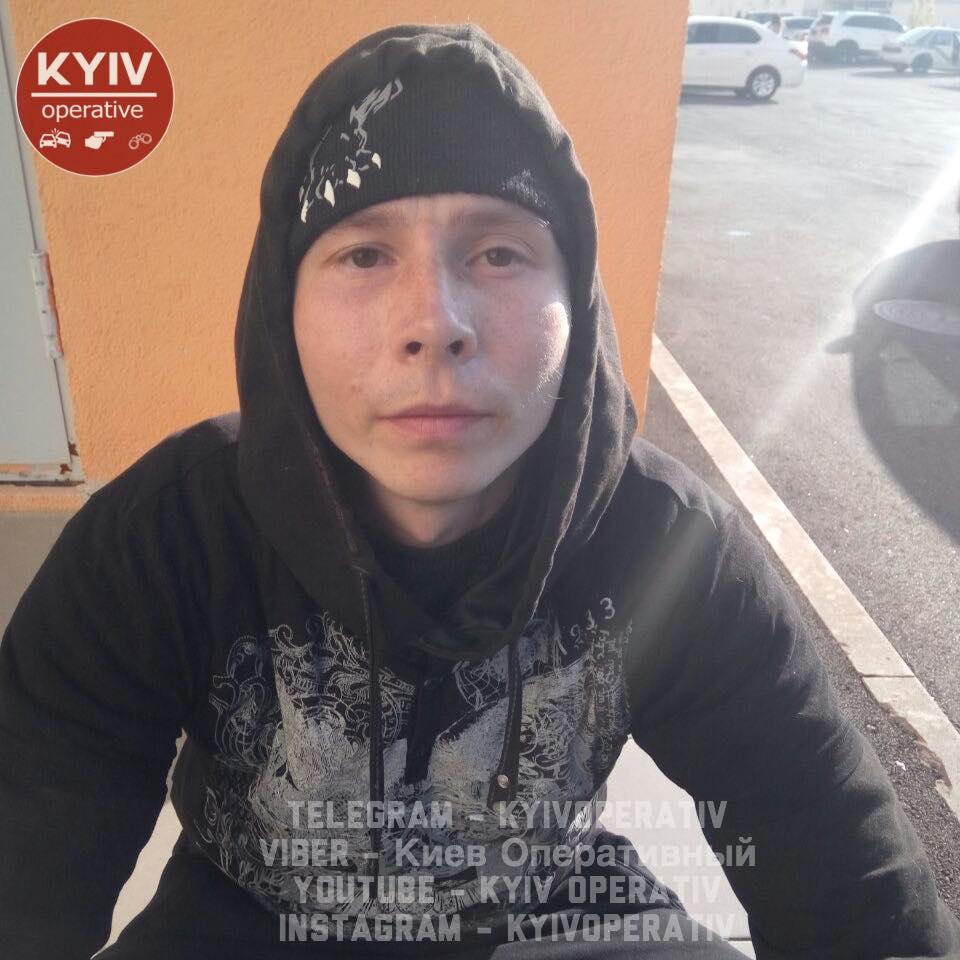 У Києві на дитячому майданчику зловили неадеквата з ножем: подробиці НП