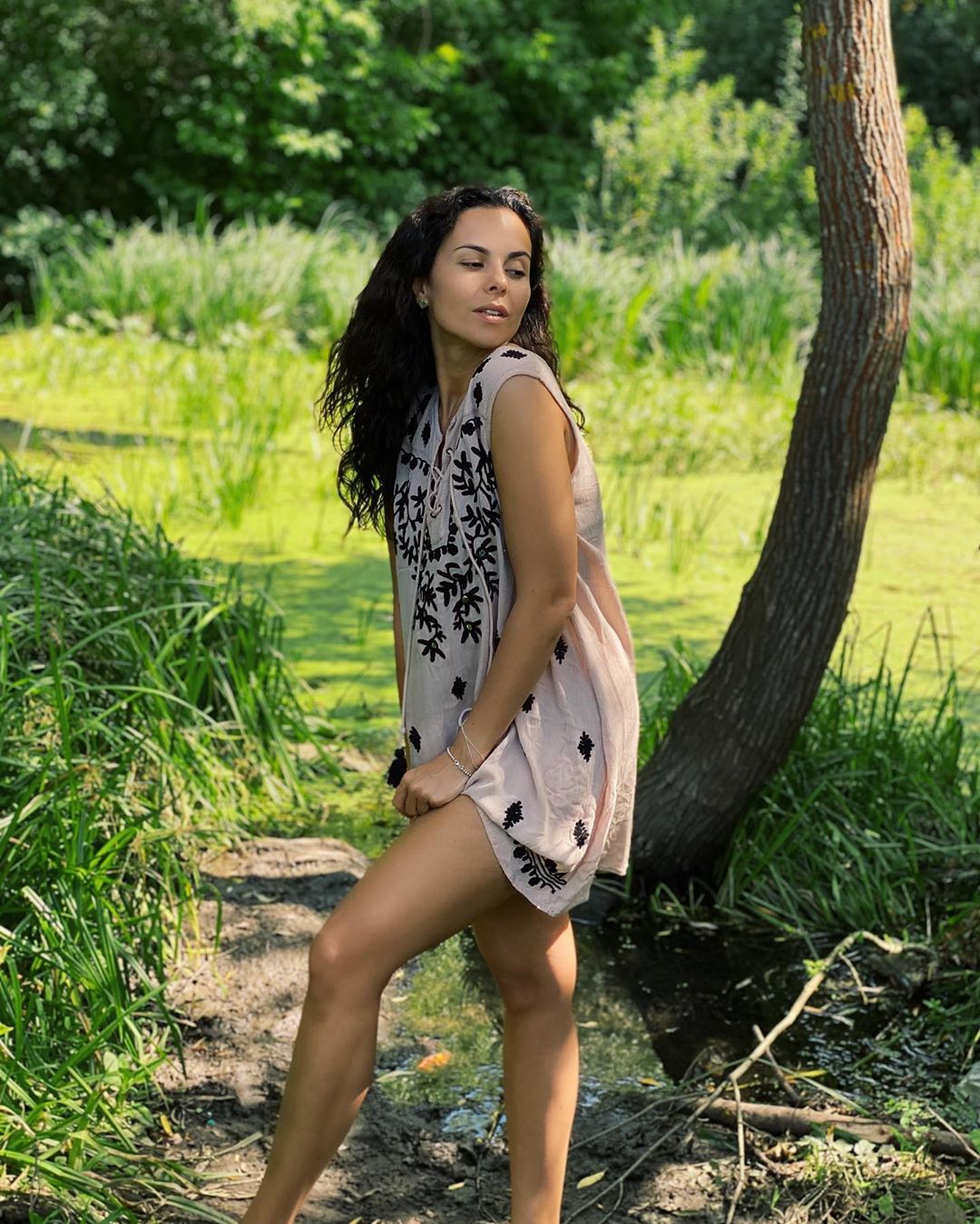 Лісова фея: босонога Каменських в короткій сукні захопила натуральною красою