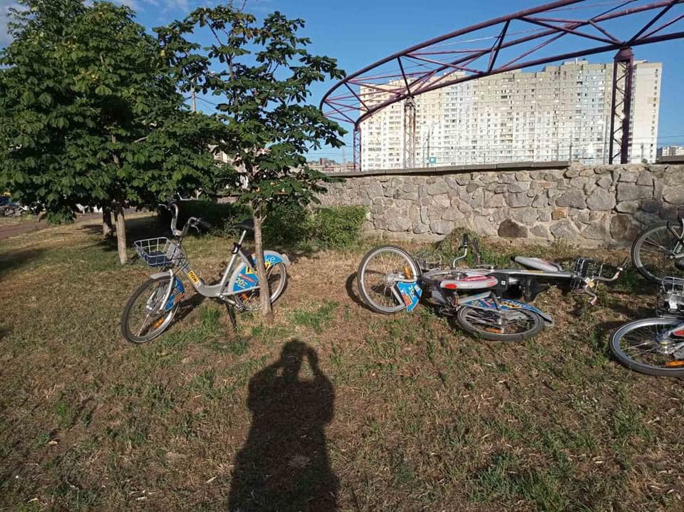 В киевском парке хулиганы изувечили припаркованные велосипеды: сеть пришла в ярость