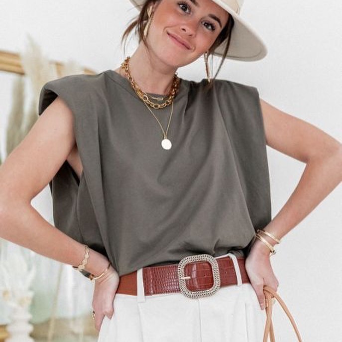 Назад в 90-ті: стиліст розповіла, як носити один з головних трендів літа 2020