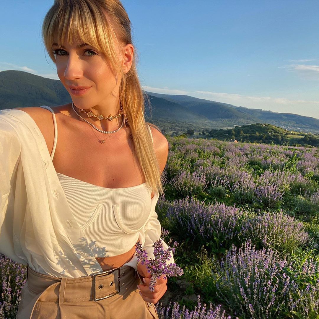 Це просто неймовірно: стильна Леся Нікітюк показала найкрасивіше поле в Карпатах (фото)