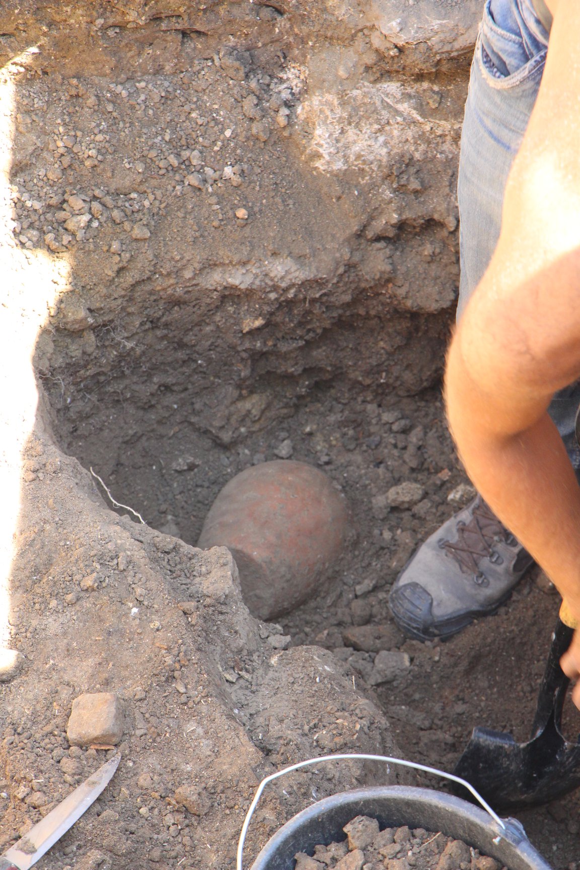 Під Одесою знайшли древній артефакт з невідомою речовиною всередині: фото розкопок