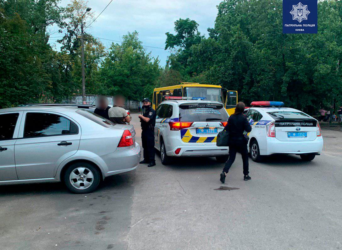 В Киеве парни угнали маршрутку: гоняли по дворам и чуть не устроили аварию