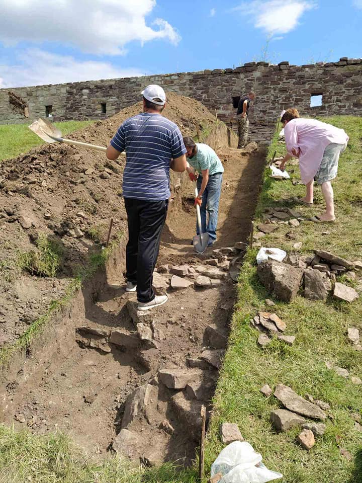 Под Тернополем в старинном замке археологи сделали открытие (фото)