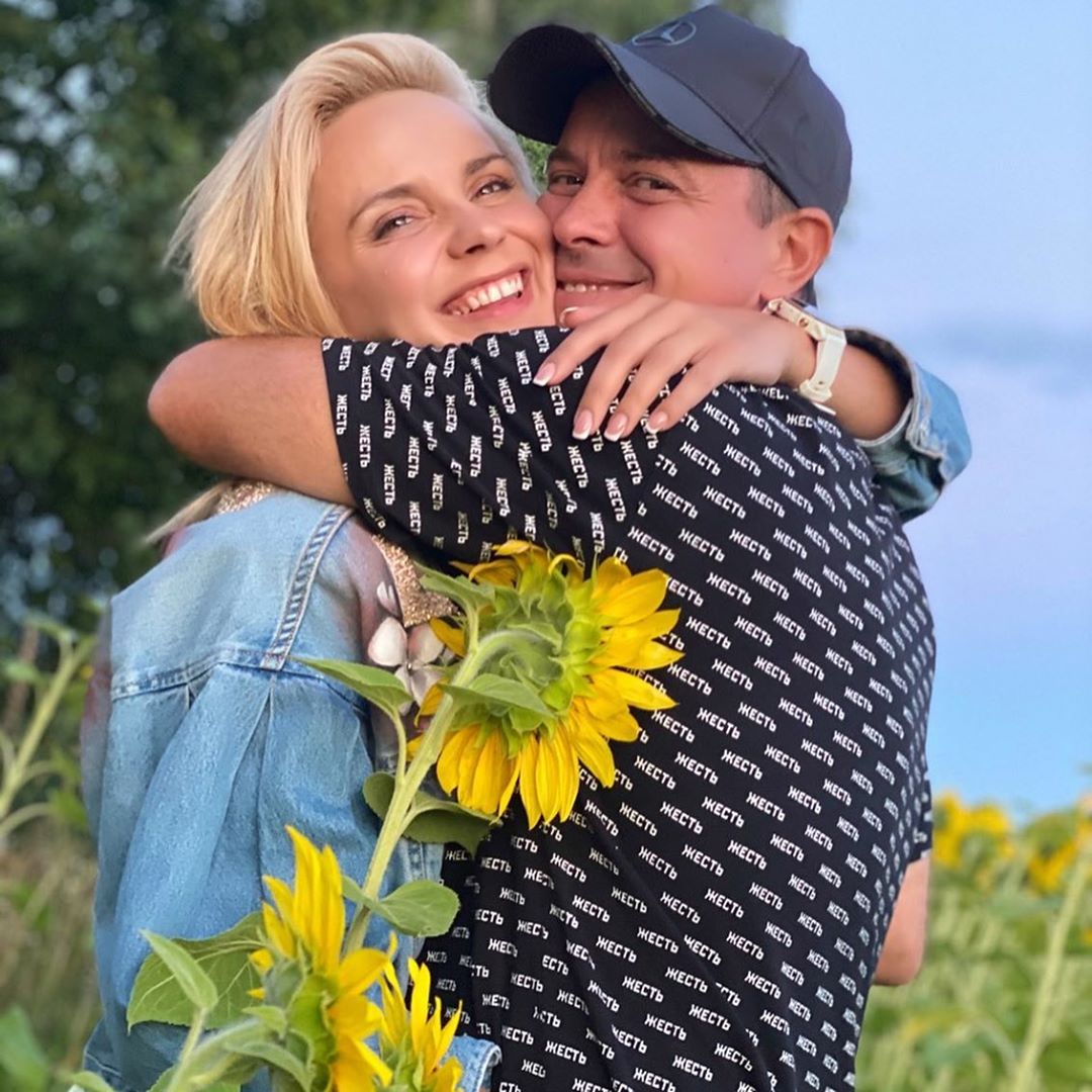 Світяться від щастя: Лілія Ребрик з чоловіком і донькою влаштували яскравий фотосет в соняшниках
