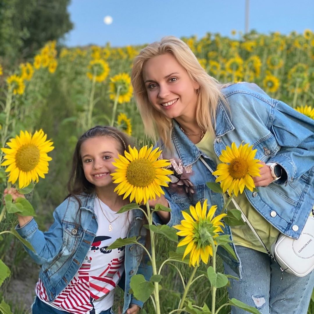 Світяться від щастя: Лілія Ребрик з чоловіком і донькою влаштували яскравий фотосет в соняшниках