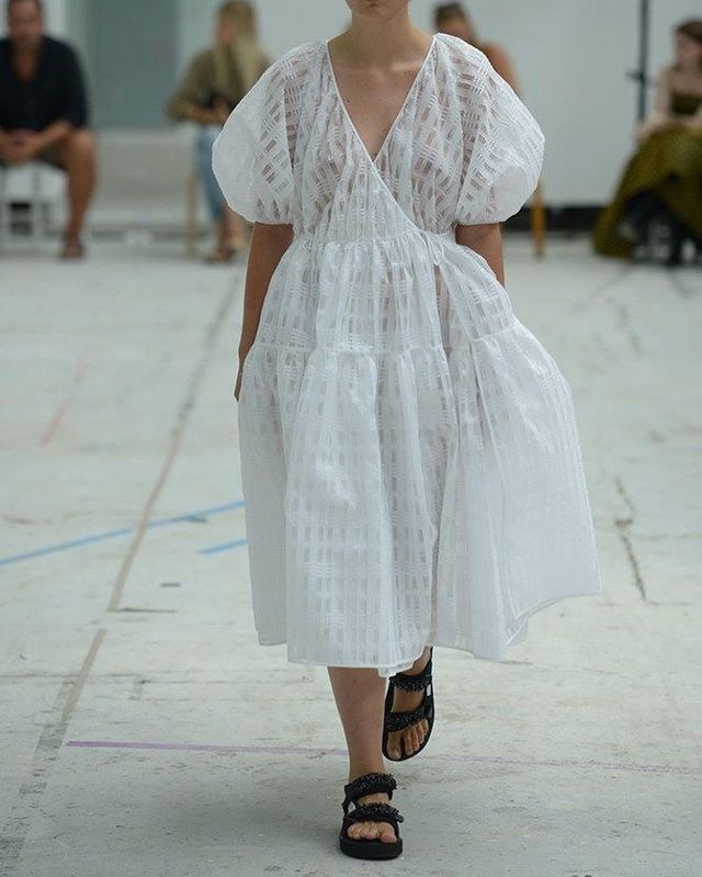 С чем носить массивные сандали и самое модное платье лета-2020: советы стилиста