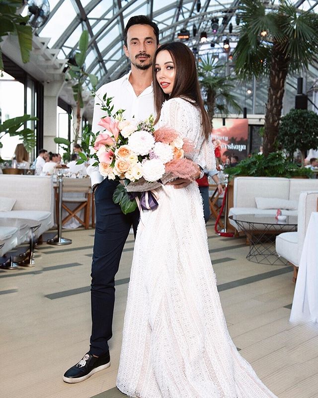 Идеальная пара: Екатерина Кухар в роскошном белом с мужем воспели силу взаимной любви