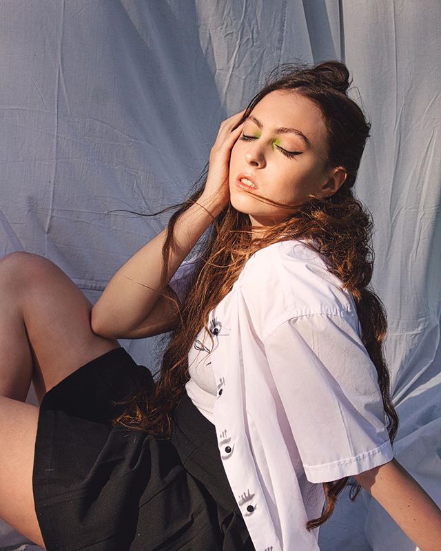 С ярким макияжем и массивными цепями: дочь Поляковой сразила дерзким модельным образом