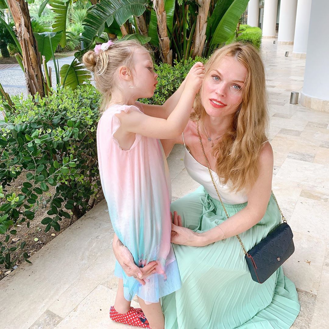 Схожа на тата: Ольга Фреймут зворушила кадрами з чоловіком і донькою з відпочинку в Туреччині