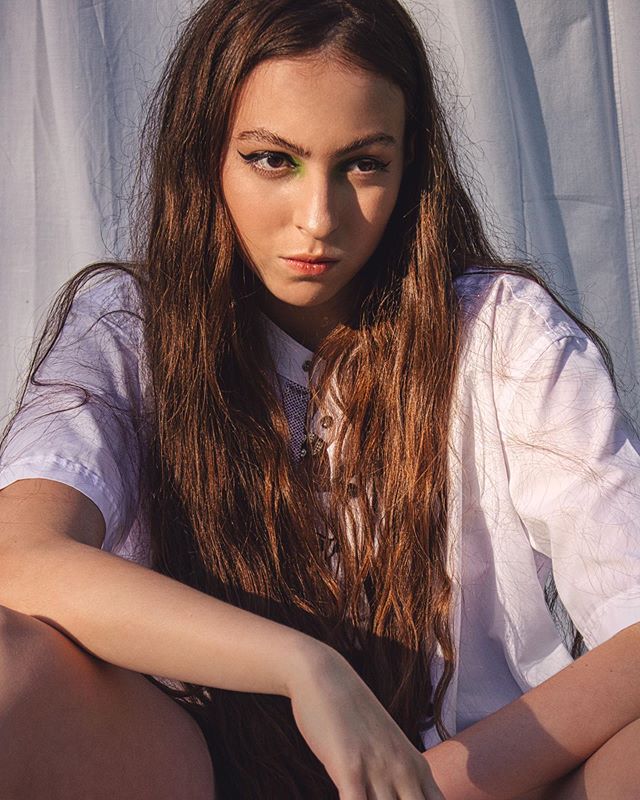 С ярким макияжем и массивными цепями: дочь Поляковой сразила дерзким модельным образом