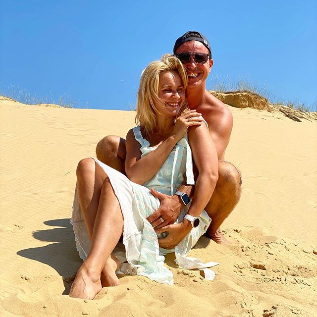 Бесподобные! Лилия Ребрик с мужем устроили романтику посреди украинской пустыни