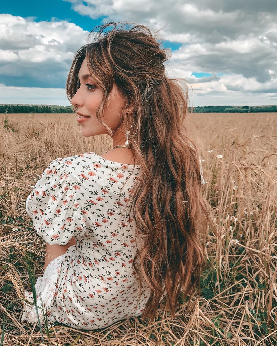 Нежно и романтично: Регина Тодоренко заворожила атмосферным фотосетом в поле